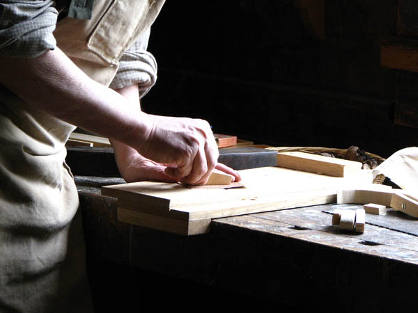 Ofrecemos un servicio de <strong>carpintería  de madera y ebanistería en Sénia (La)</strong> adaptado a las necesidades del <strong>cliente</strong>.